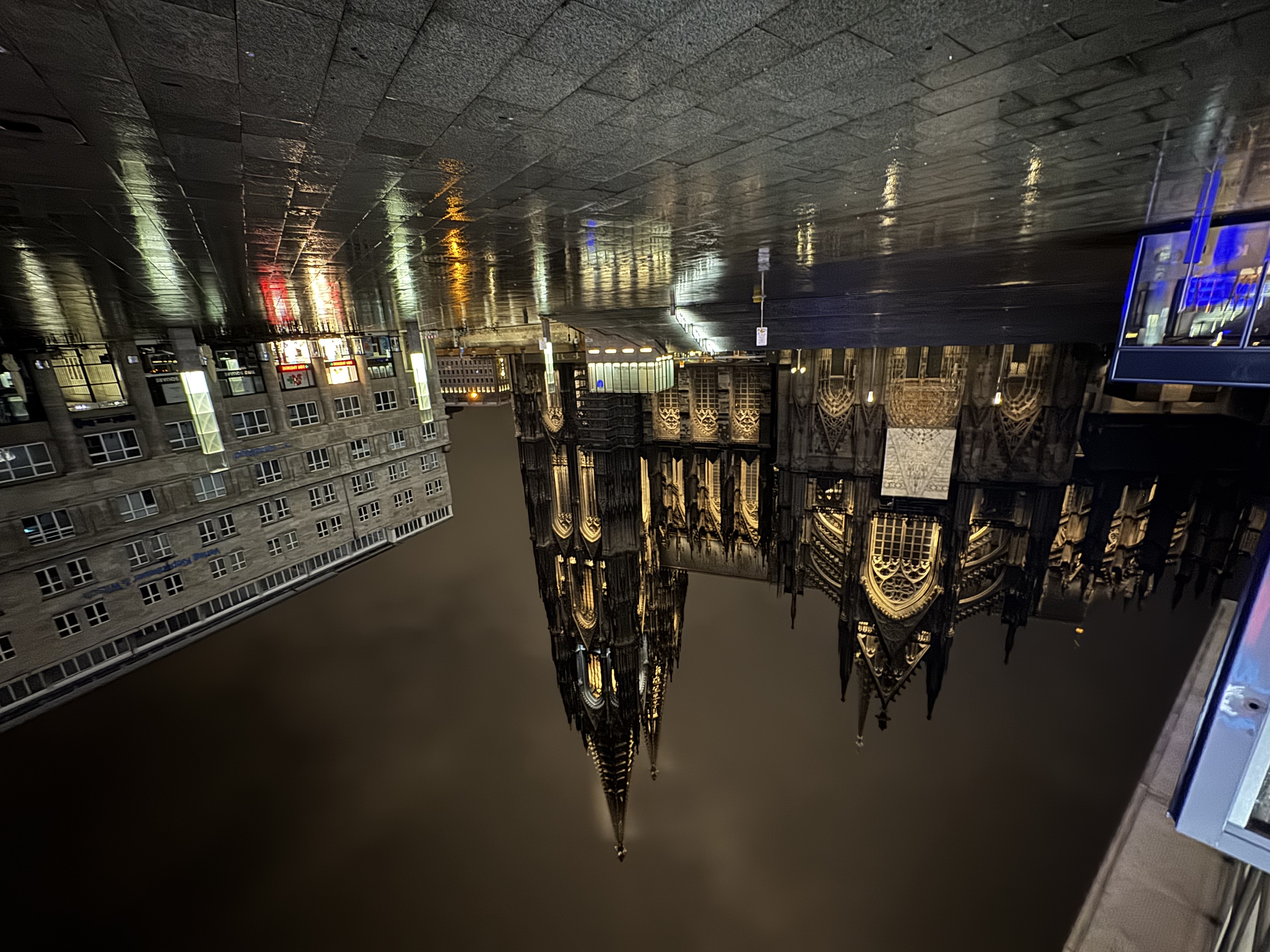 Kölner Dom bei Nacht im Regen