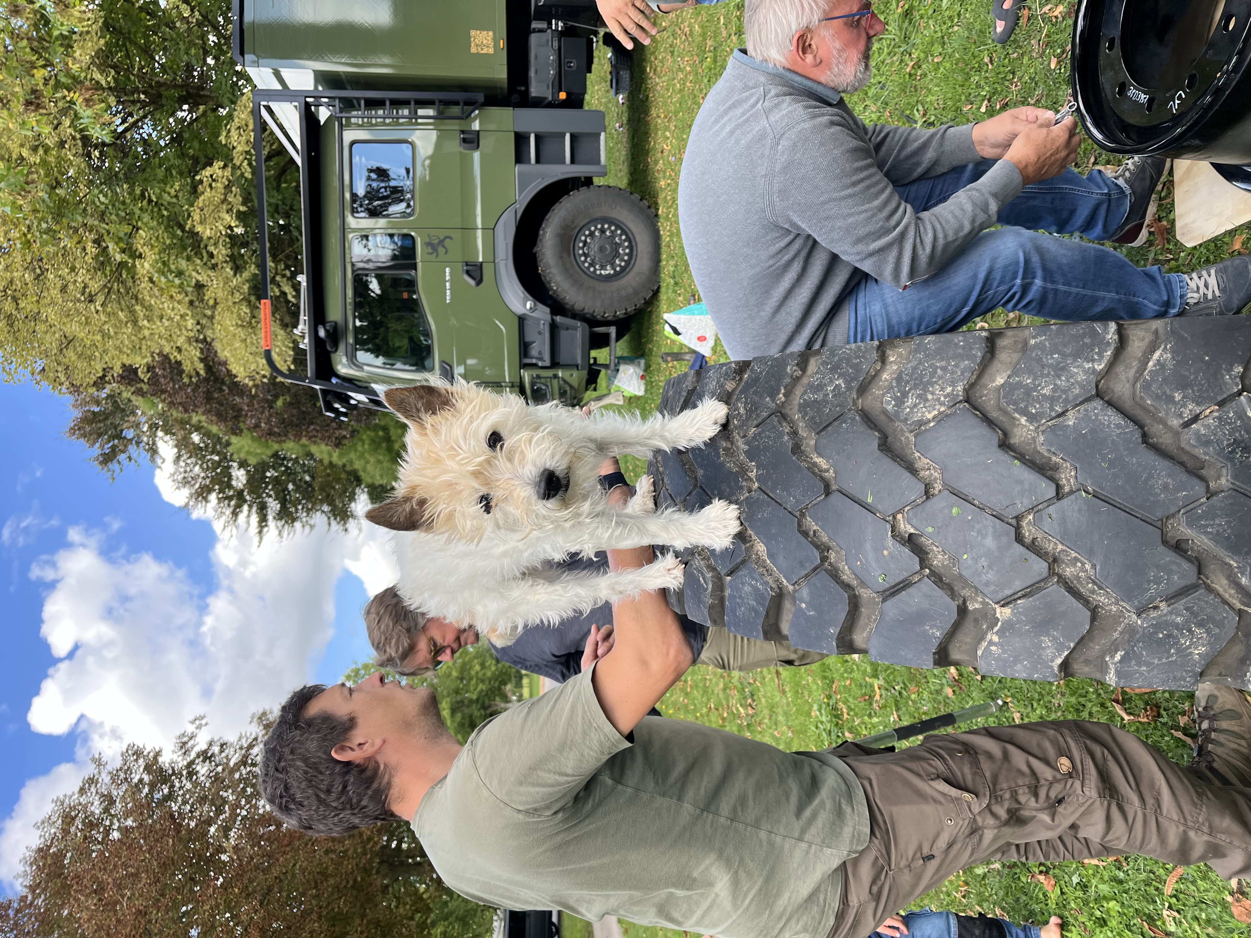 Lou hilft beim Radwechsel