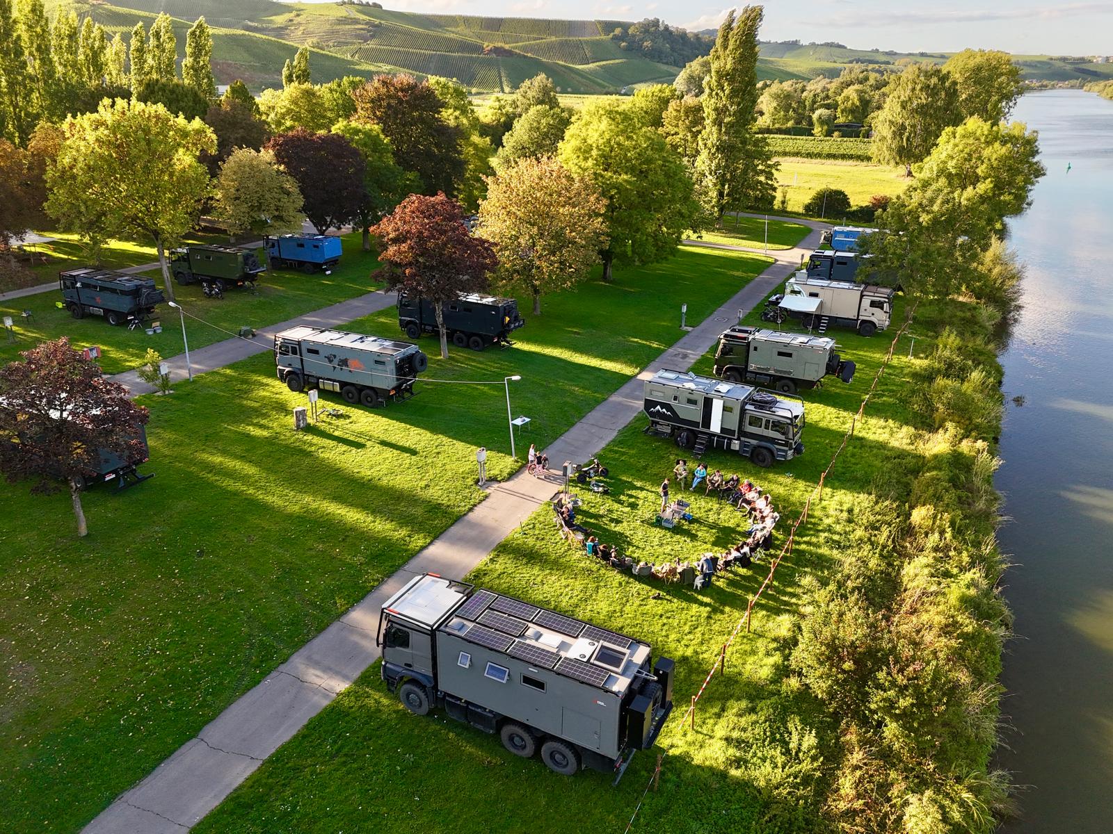 Stuhlkreis um den Vortragenden MAN-Techniker