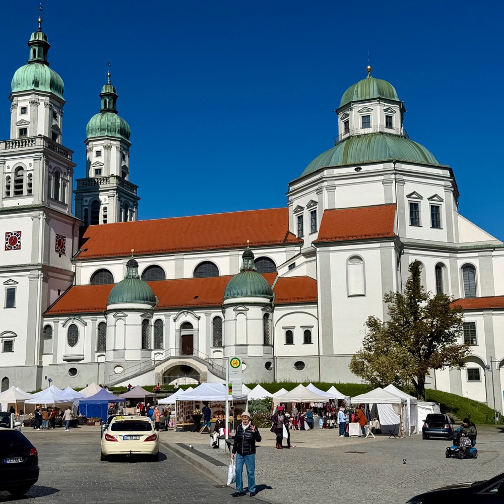 Basilika St. Lorenz in Kempten mit Marktständen davor