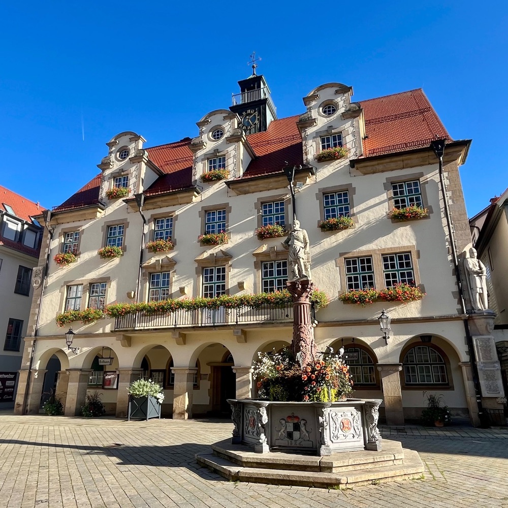 Kemptener Rathaus mit Brunnen auf dem Rathausplatz