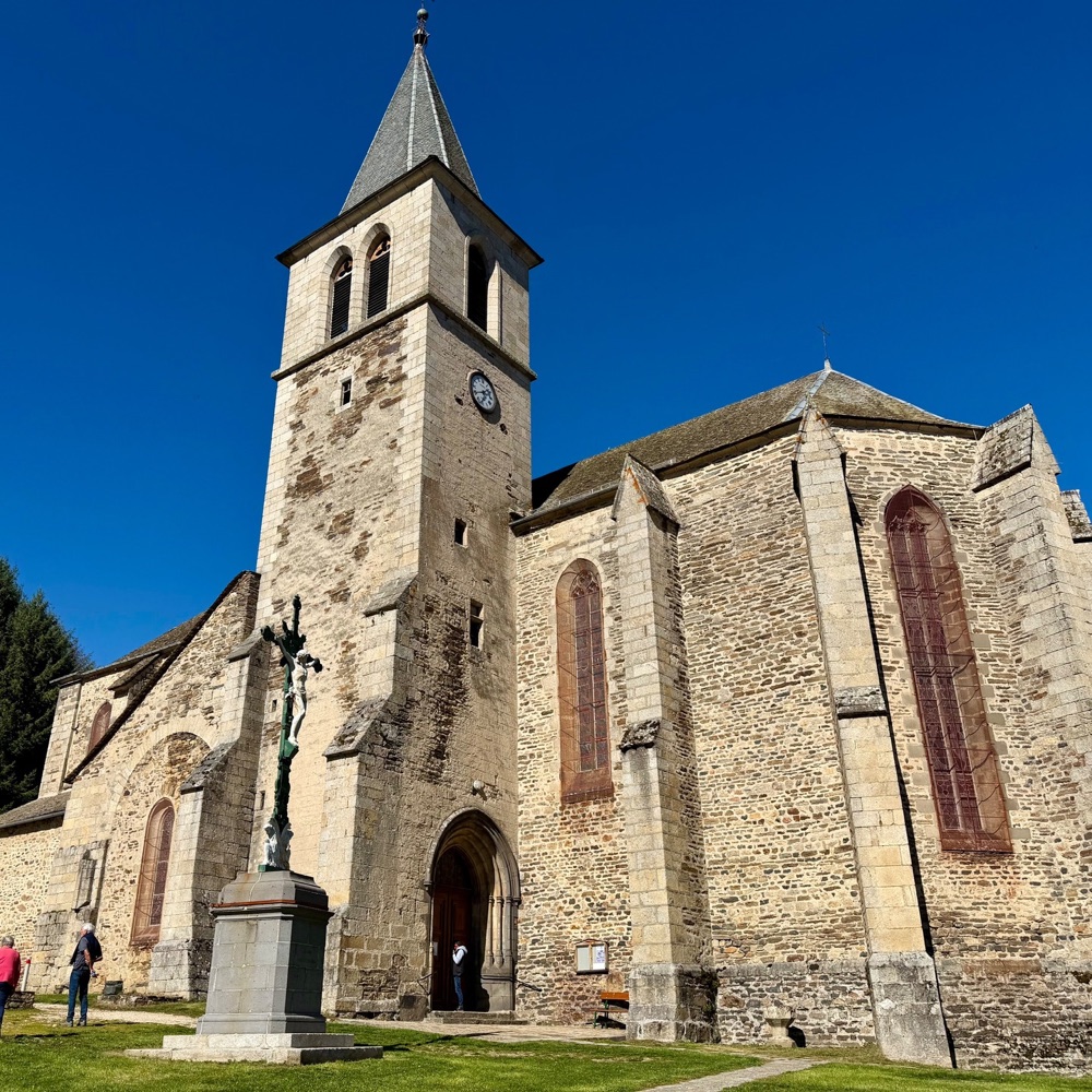 Steinerne Dorfkirche mit Turm im Aubrac