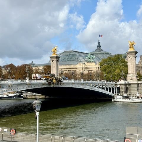 Pont Alexandre III über der Seine, dahinter das Grand Palais