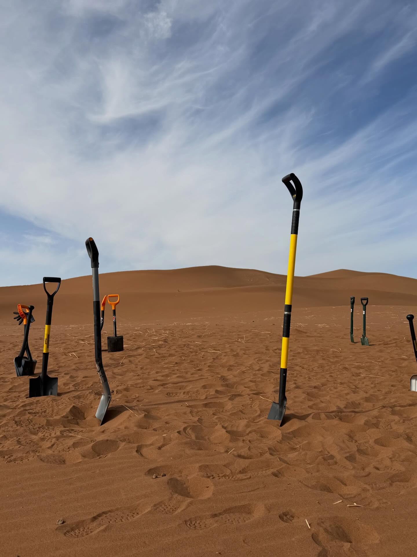 Fahrzeug im Sand bei Erg Chegaga