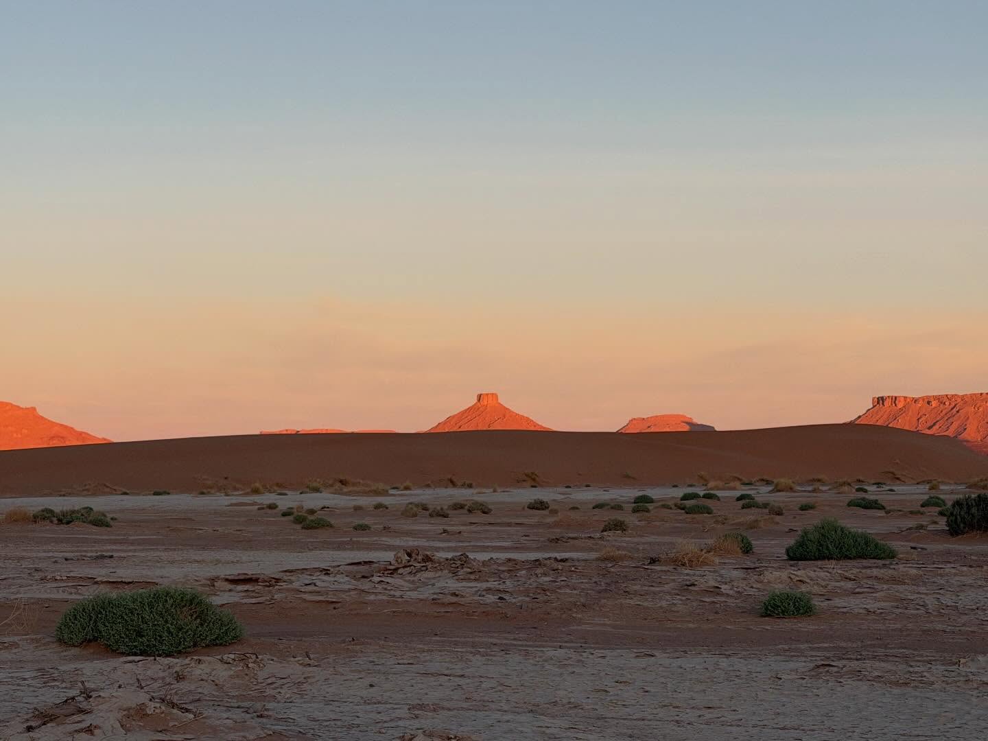 Der Tajine-Berg in der Wüste bei Et-Taous