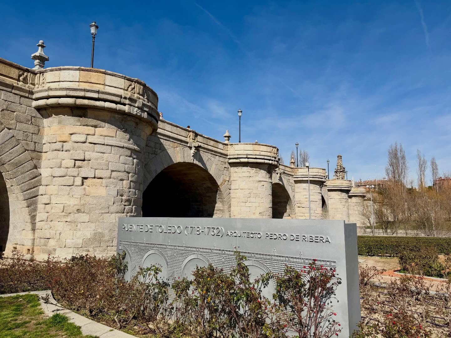 Madrid Río mit Grünanlagen und Brücken