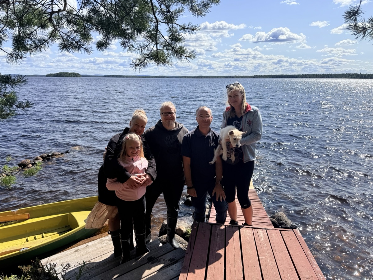 Gruppenfoto mit Saskia, Lou und der Gastfamilie auf dem Steg am See
