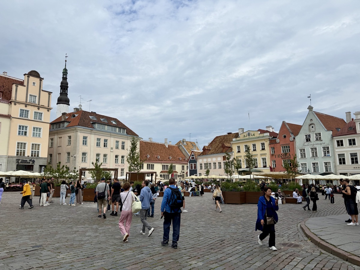 Blick über den Rathausplatz in Tallinn mit Turm des Alten Rathauses