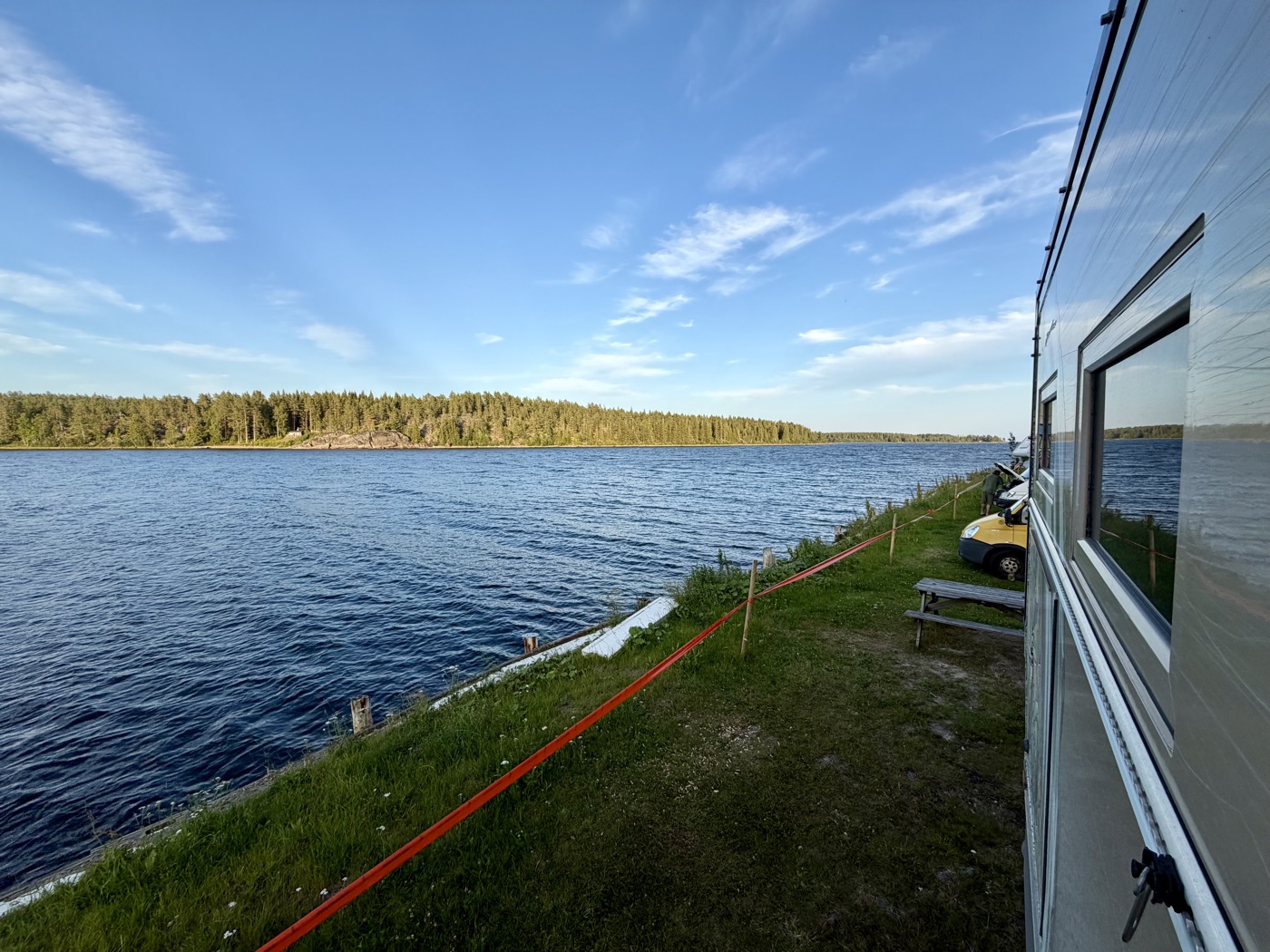 Mammothon steht auf der Wiese direkt am Wasser bei Lövånger