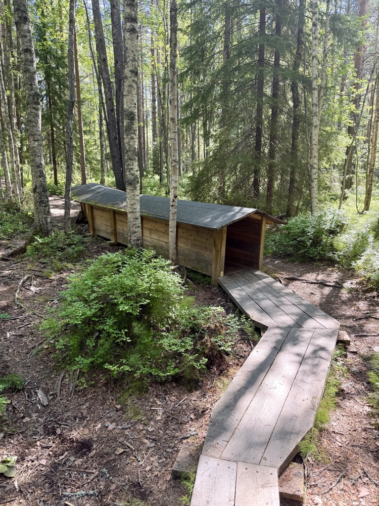 Hölzerne Schutzhütte am Bohlenweg im Wald bei Umeå