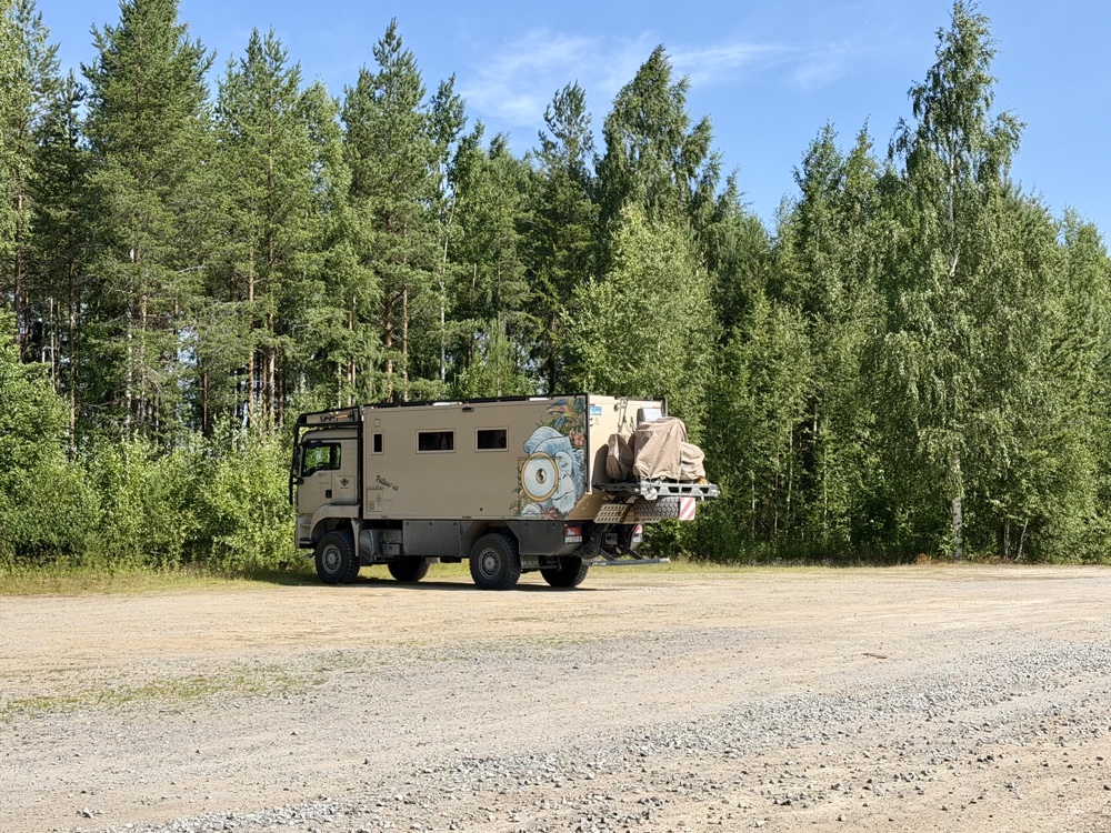 Mammothon auf einem Wanderparkplatz zwischen Bäumen bei Tavelsjö