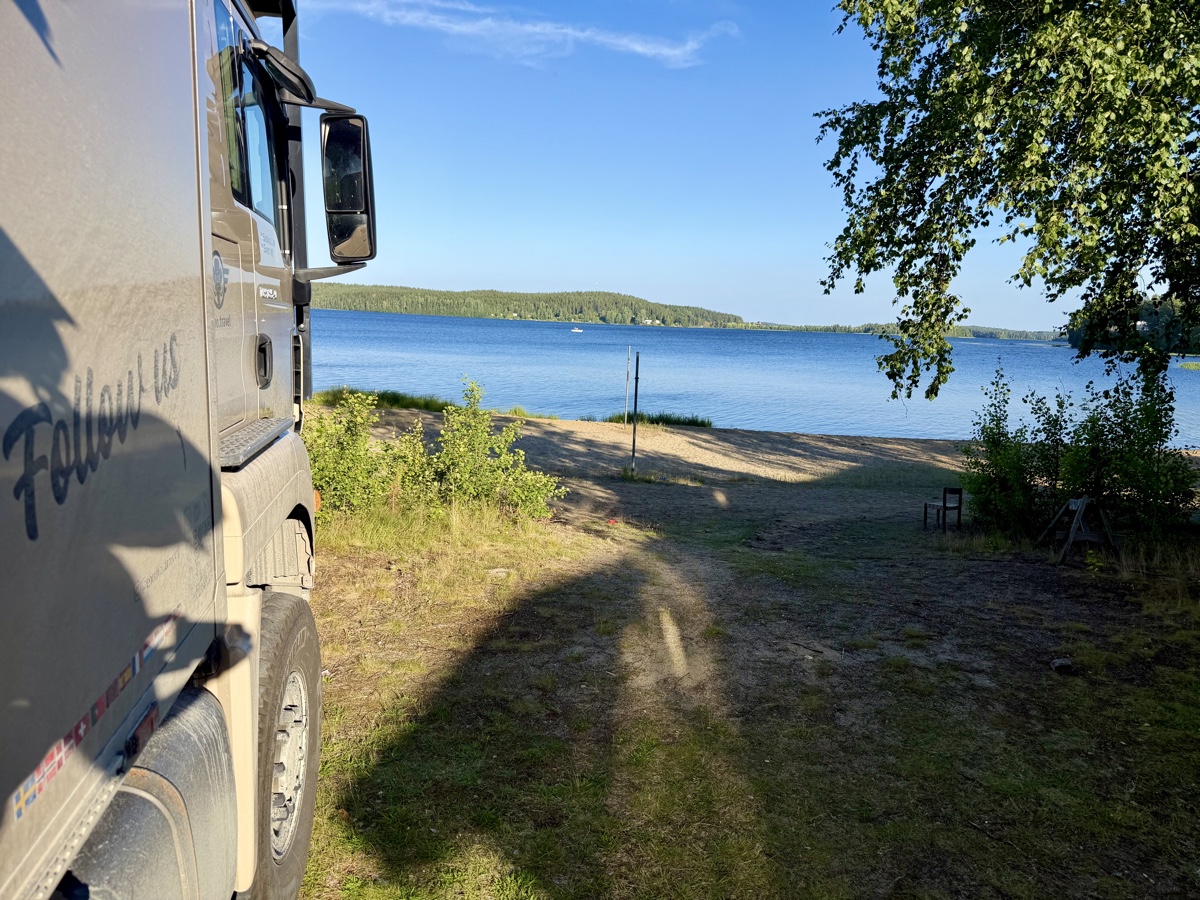 Mammothon steht am Badestrand am Tavelsjön