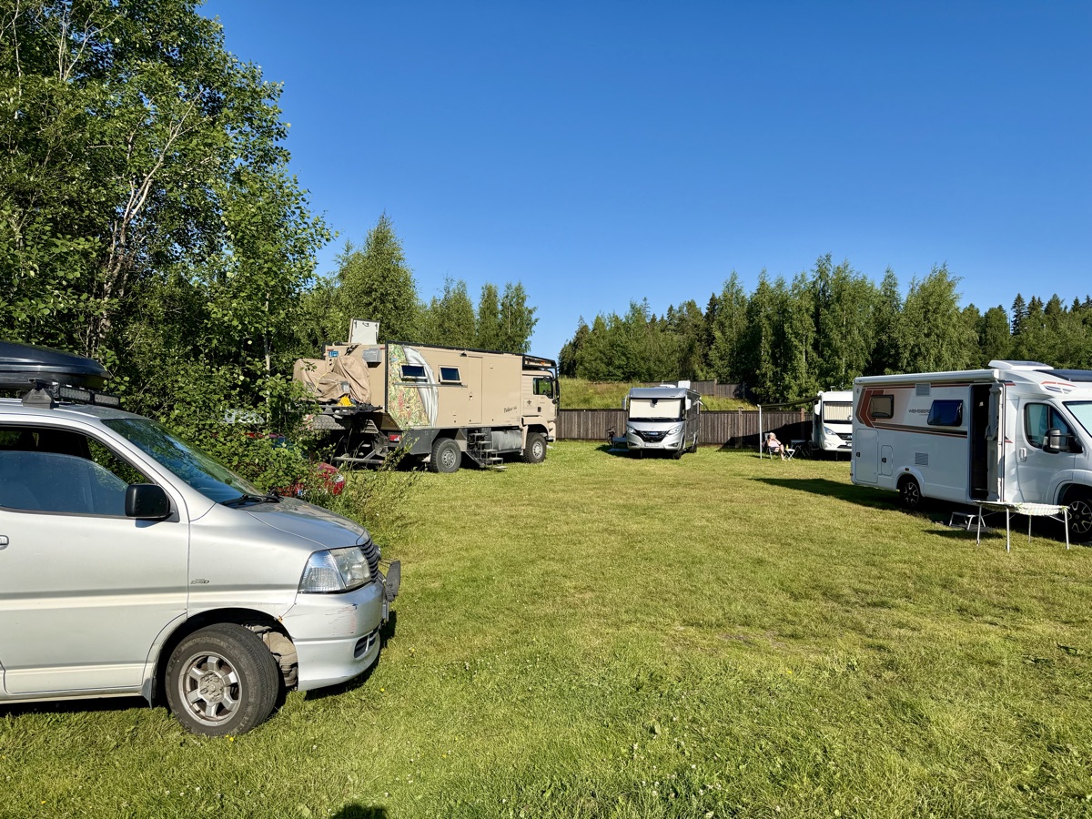 Voller Stadtcampingplatz in Umeå mit Wohnmobilen dicht an dicht