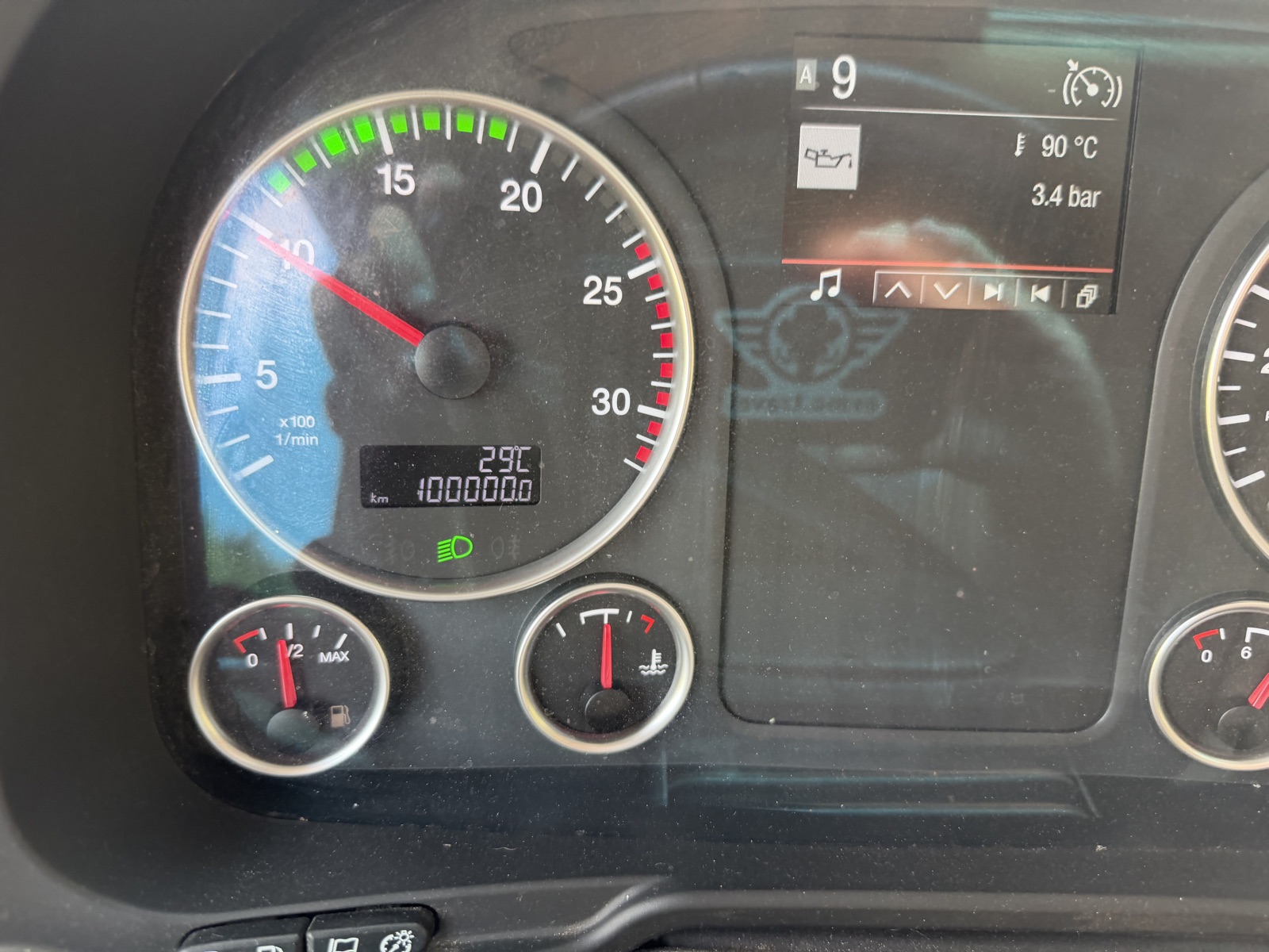 Kilometerzähler im Armaturenbrett des Mammothon zeigt 100000.0 Kilometer