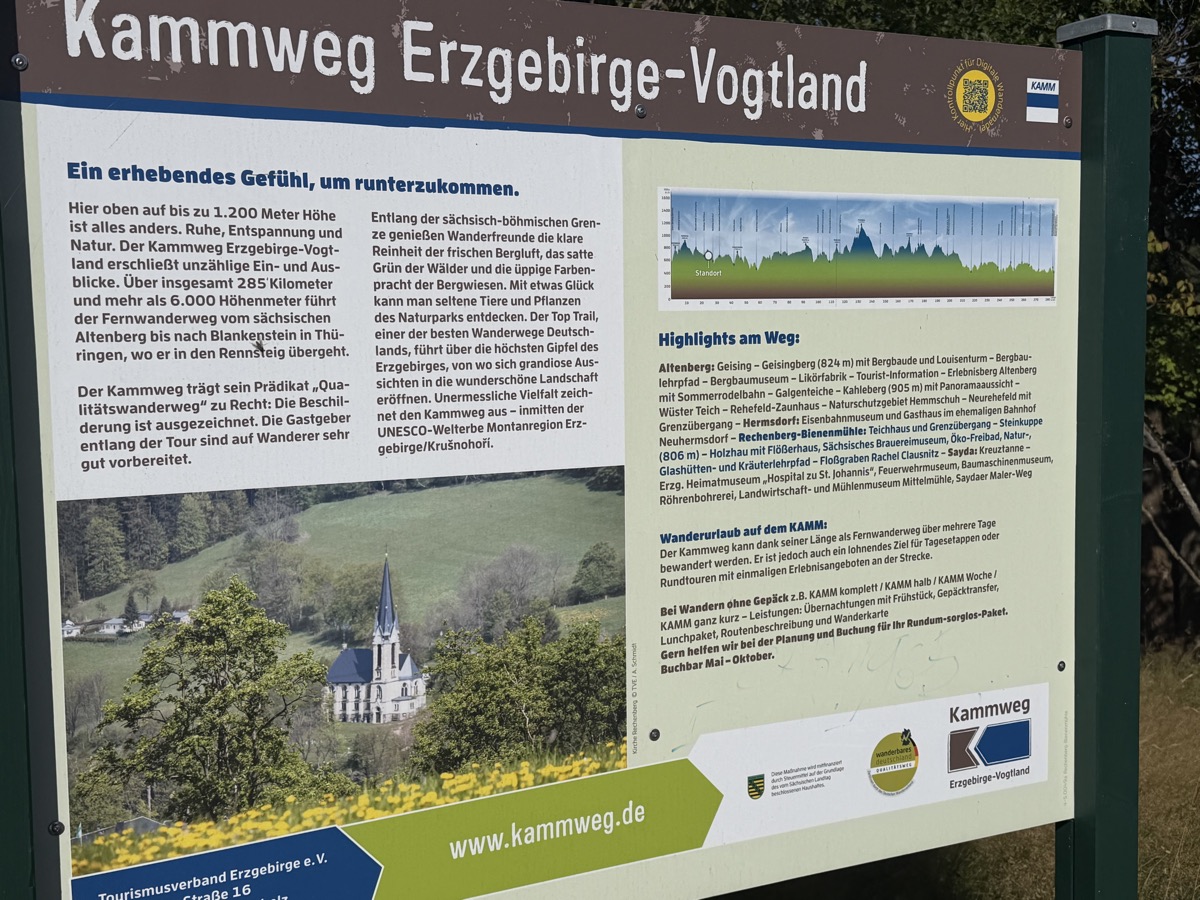 Infotafel zum Kammweg Erzgebirge-Vogtland mit Karte und Texten
