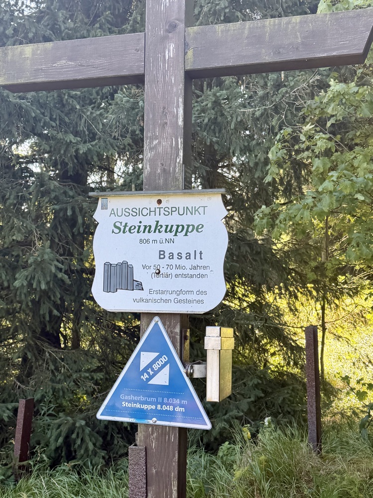Holzkreuz mit Schild Aussichtspunkt Steinkuppe, Basalt, 906 Meter