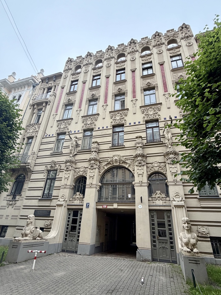 Reich verzierte Jugendstilfassade mit Erkern und Figuren an einem hohen Gebäude