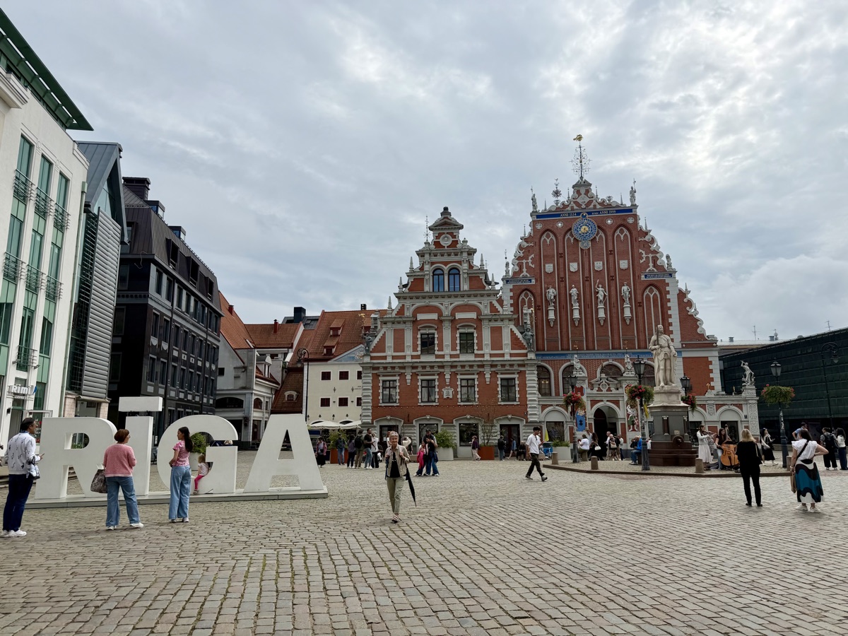 Rathausplatz von Riga mit dem verzierten Schwarzhäupterhaus und weißen Buchstaben Riga