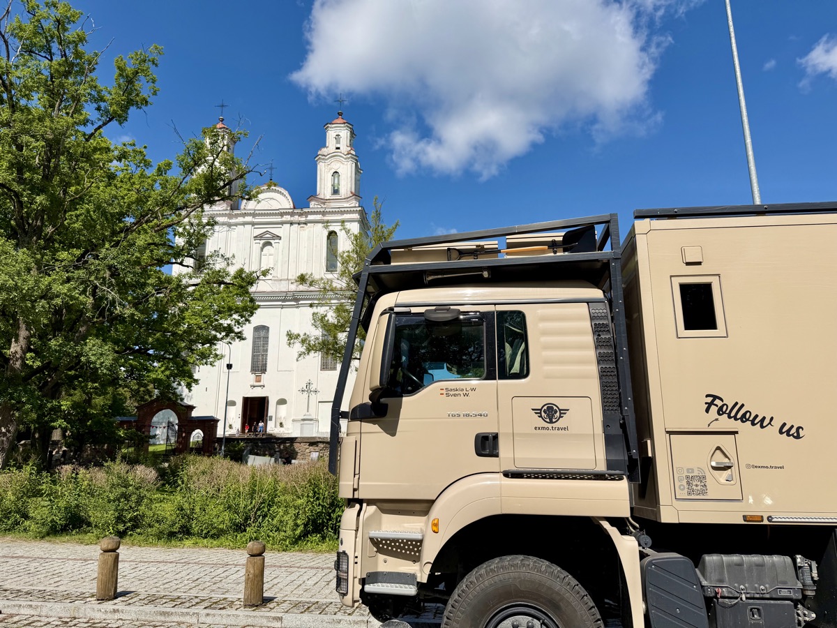Mammothon steht vor der weißen Kirche