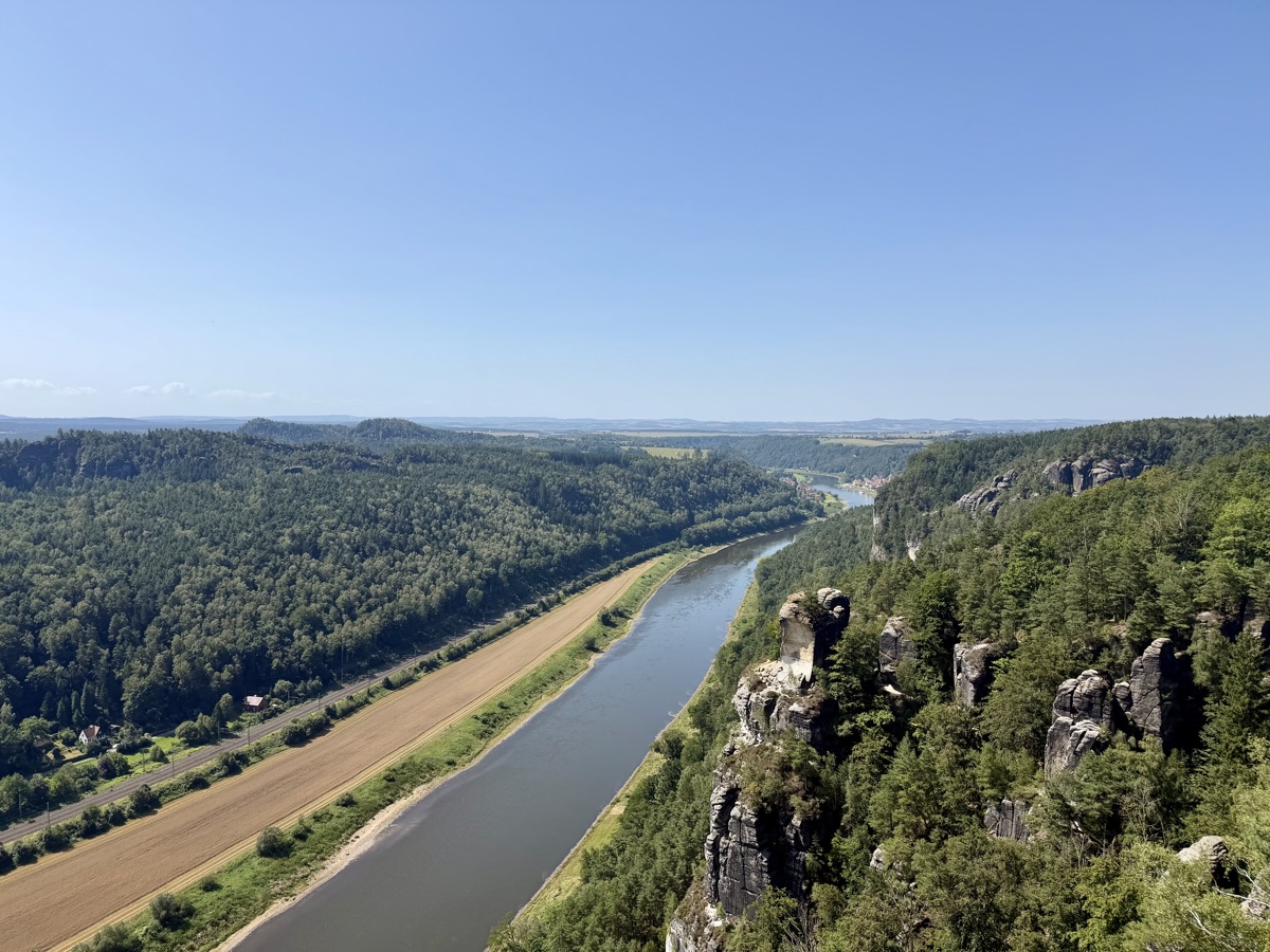 Die Elbe fließt in einer Schleife durch ein bewaldetes Tal