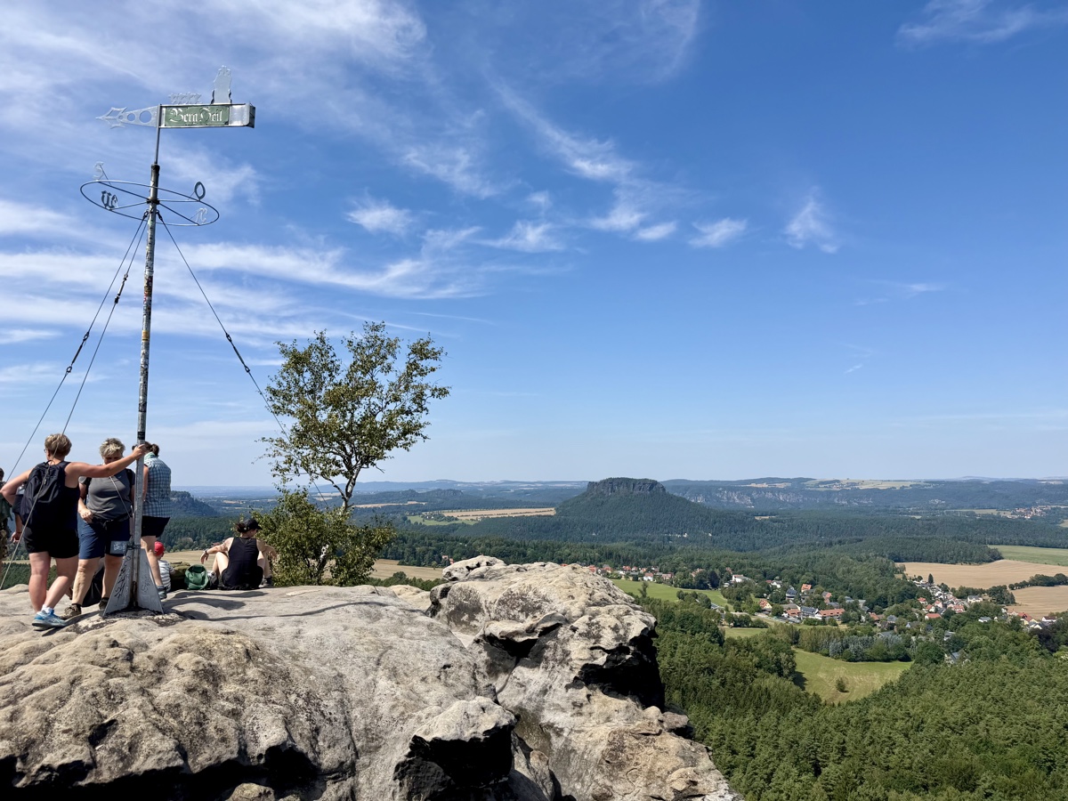 Blick über Felsen und Wälder der Sächsischen Schweiz bis zum Horizont