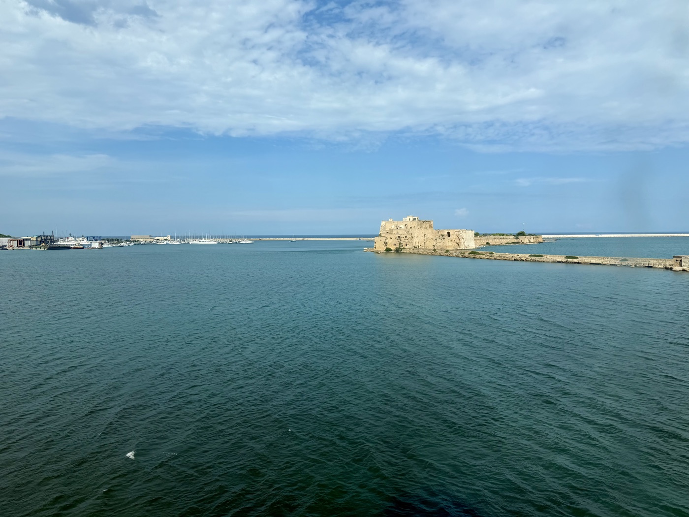 Blick über das Hafenbecken von Brindisi auf ein Fort auf einer vorgelagerten Landzunge