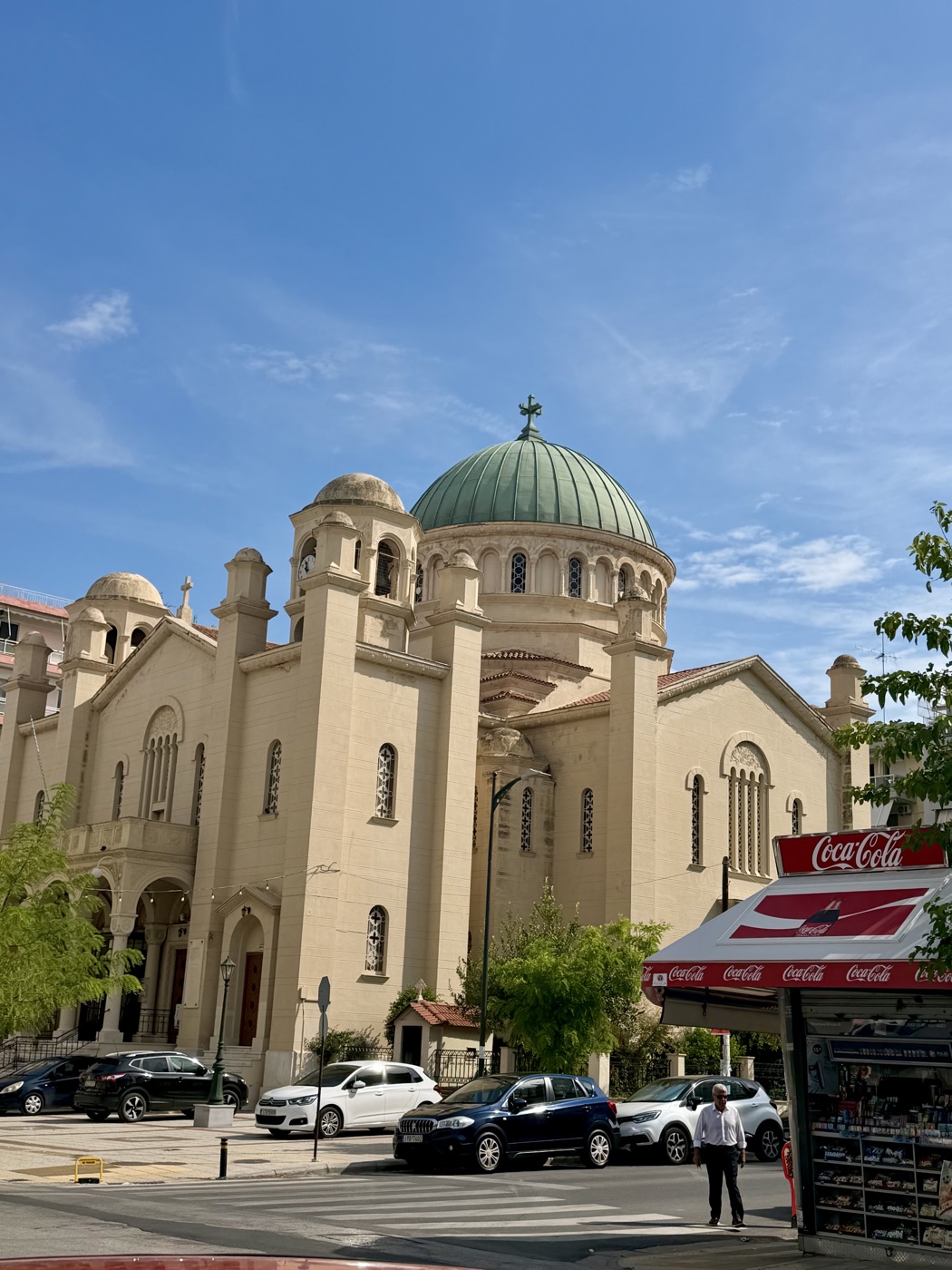 Große gelbe Kirche mit grüner Kuppel in Patras