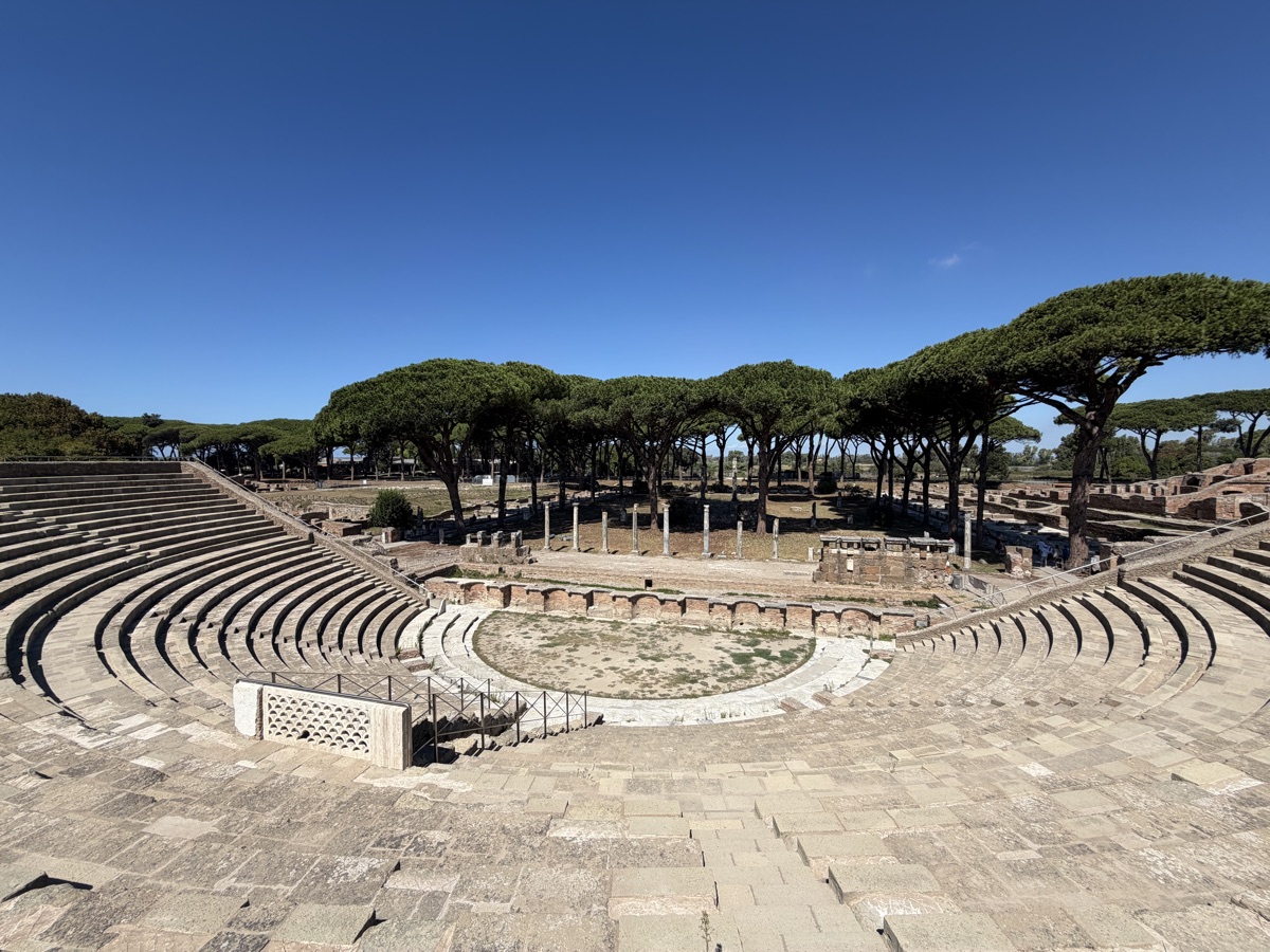 Das halbrunde römische Theater von Ostia Antica mit Steinstufen unter Pinien