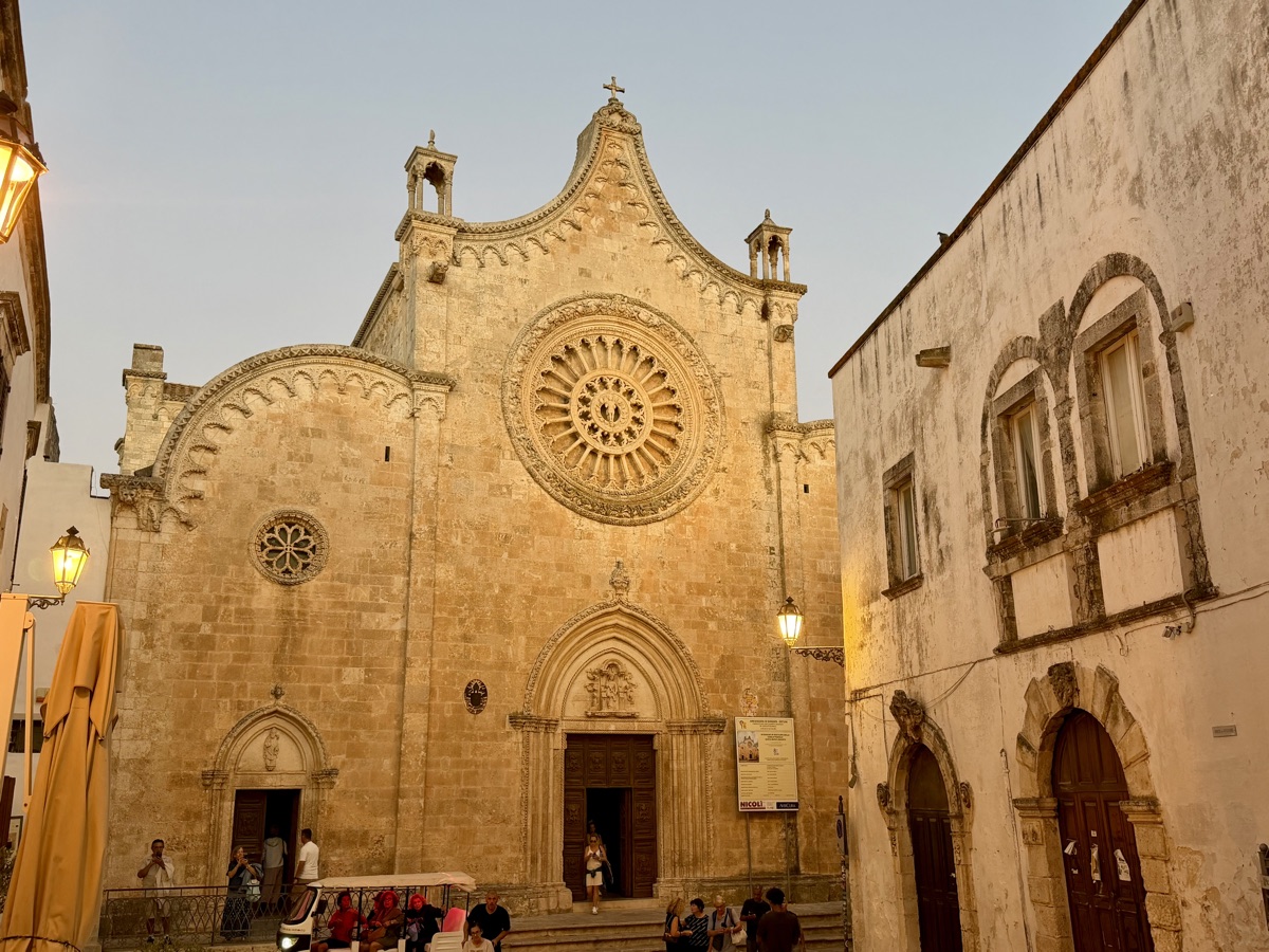 Die Kathedrale von Ostuni mit großer Fensterrose im Abendlicht