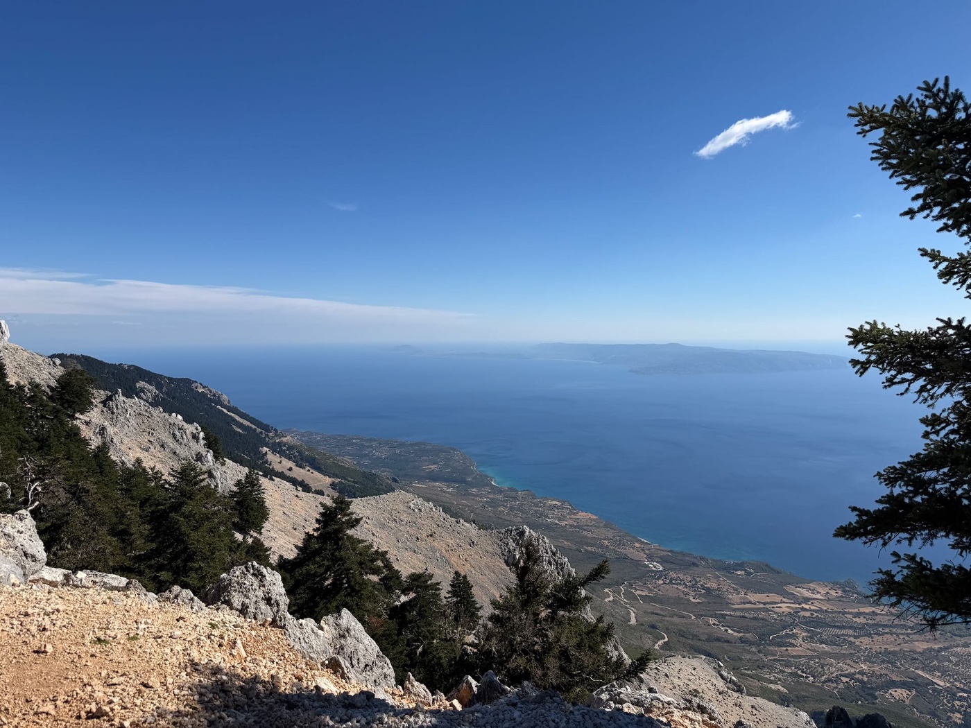Blick von den Berghängen über die Küste auf das weite Meer