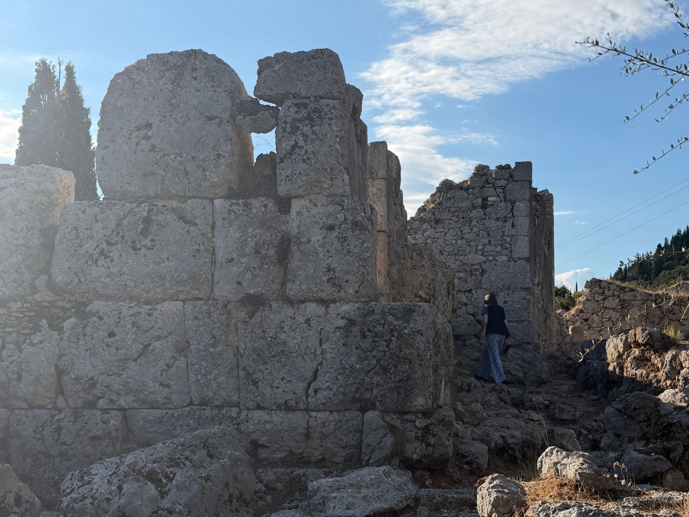 Mächtige Mauer aus großen Steinblöcken auf einem Hügel